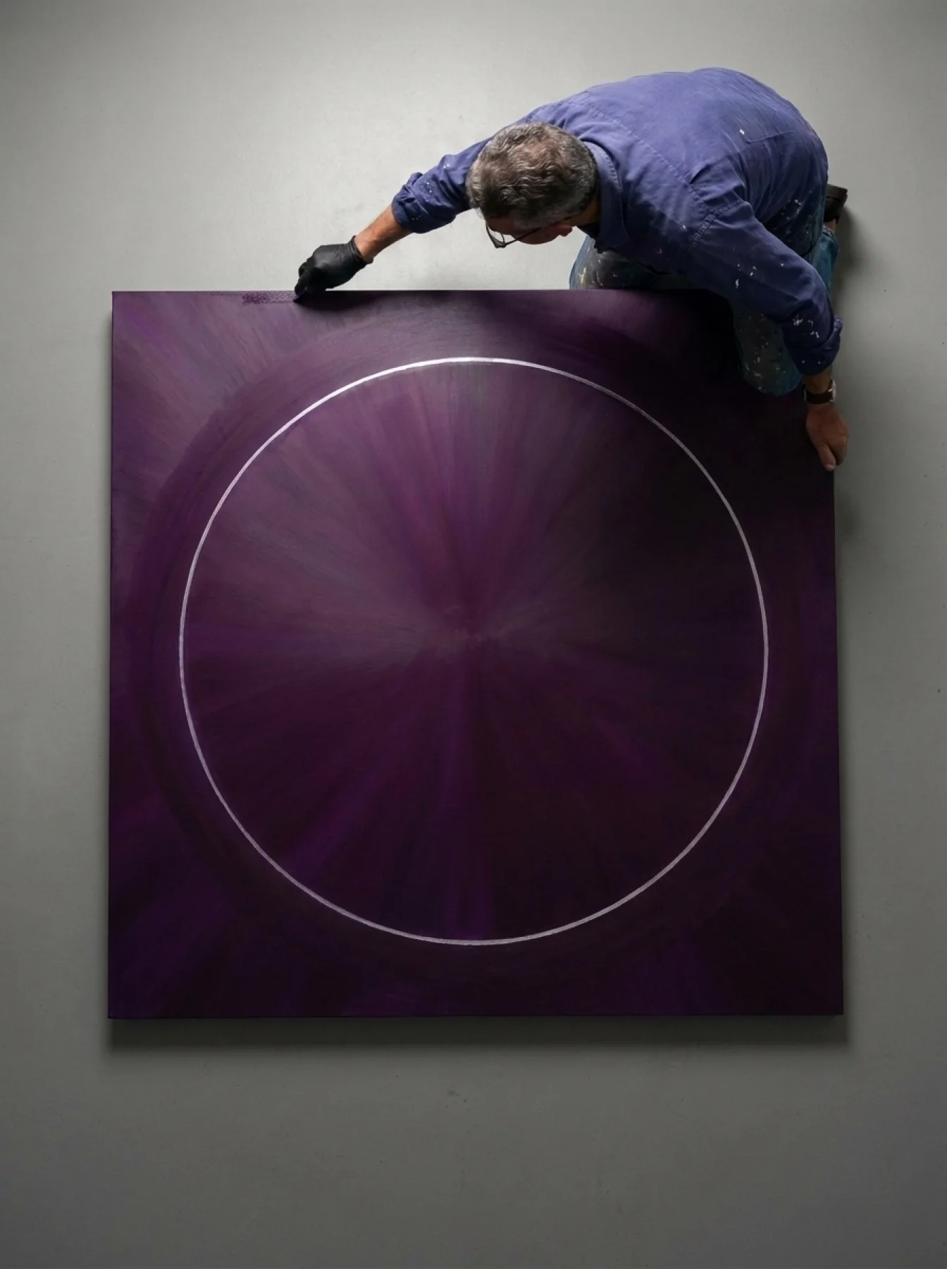 Farid Izemmour à l’œuvre sur une grande toile